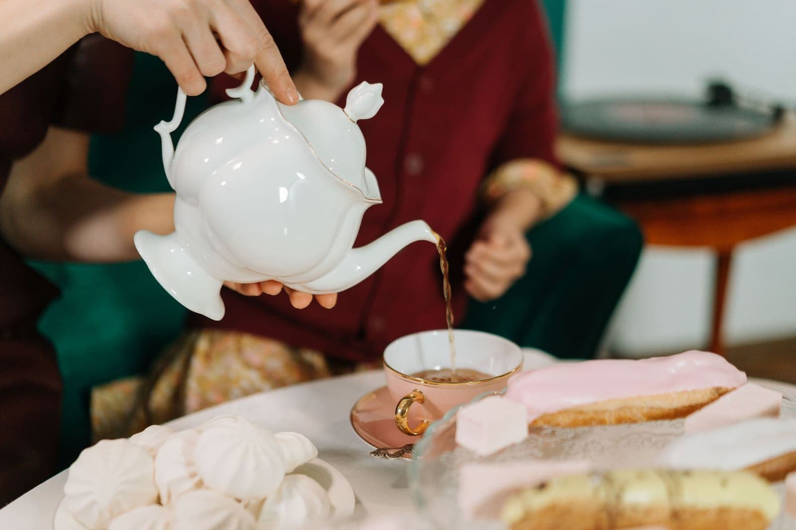چای که از ارتفاع در استکان ریخته میشود.